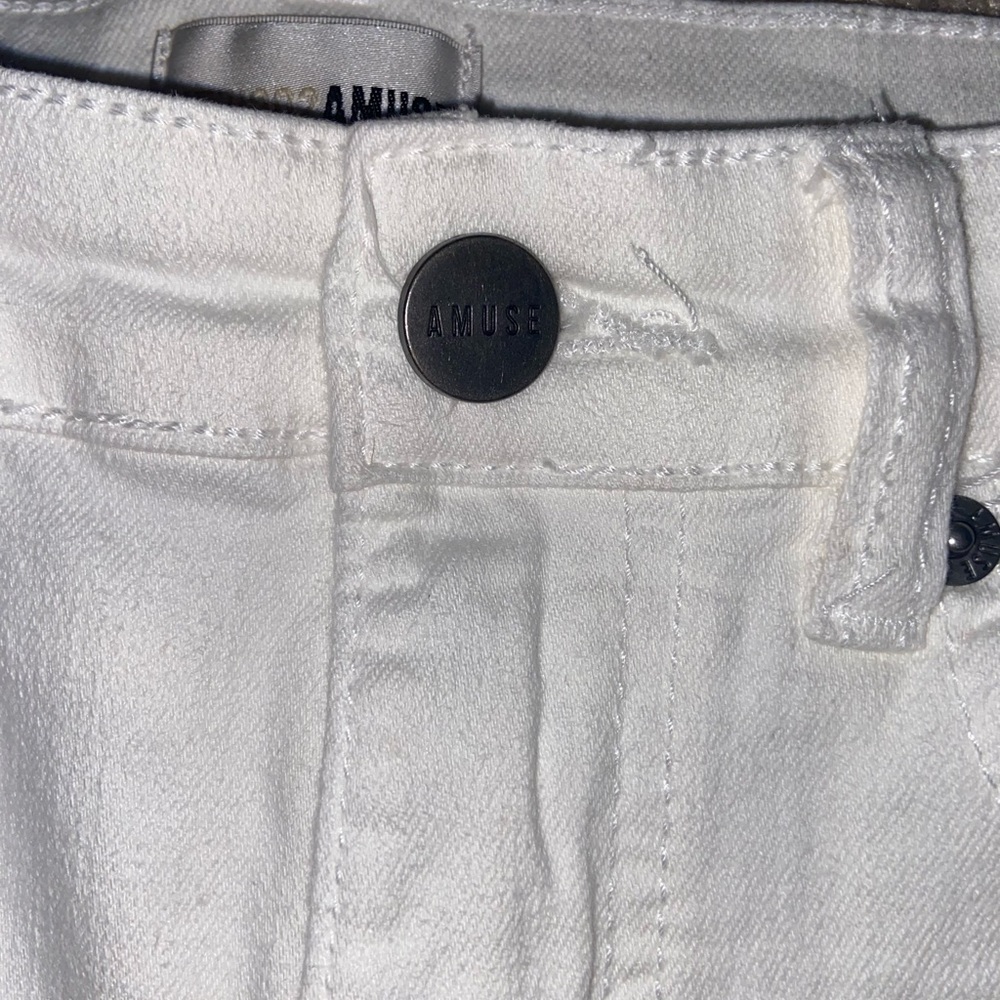White Amuse Society Jeans! Comfortable material& In great Quality!! - Picture 3 of 4